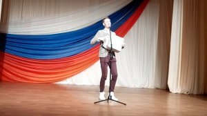 Павел Арламов поет для жителей села.