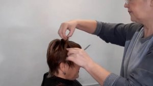 Короткая женская стрижка радиальными проборами.