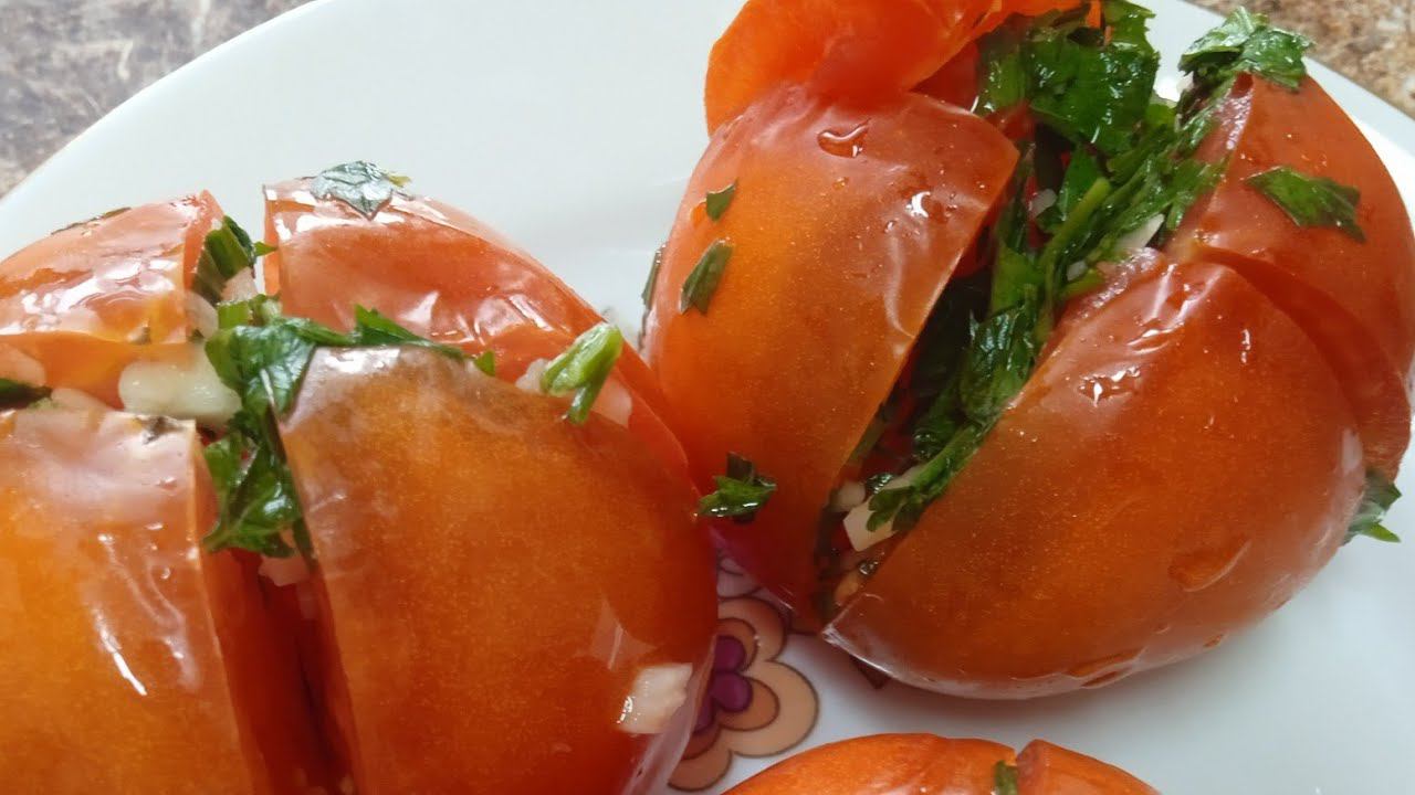 Малосольные помидоры в пакете с зеленью и чесноком смотреть онлайн