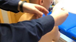 Наложение кинезио тейпа на надостую мышцу.