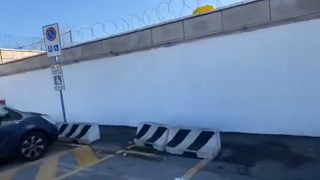 In diretta dall’aeroporto di Linate appena riaperto con incursione del Milanese Imbruttito! смотреть онлайн