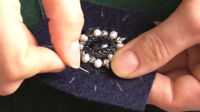 Вышивка миниатюрной броши в классическом стиле. Мастер класс смотреть онлайн