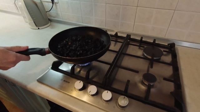 ЛУЗГАЕМ ВСЕЙ СЕМЬЕЙ. КАК ИДЕАЛЬНО ЖАРИТЬ СЕМЕЧКИ. ЖАРЕНЫЕ СЕМЕЧКИ С СОЛЬЮ НА СКОВОРОДЕ смотреть онлайн