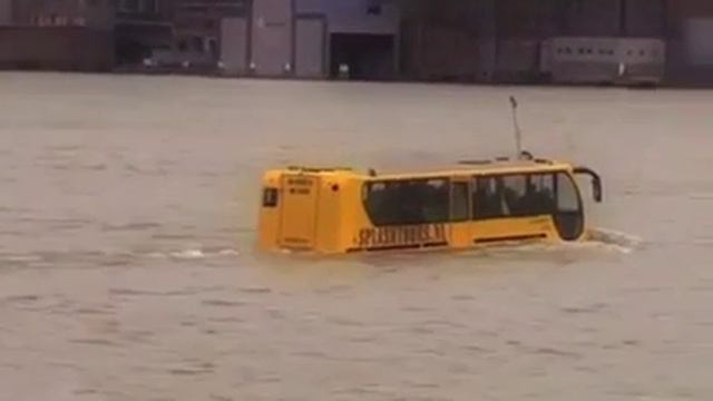 Le bus touristique tous terrain qui se déplace sur l'eau ! смотреть онлайн