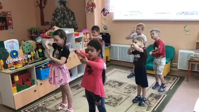 Фрагмент физминутки с использованием кинезиологических упражнений в старшей группе для детей с ТНР смотреть онлайн