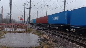 Электровоз «Синара» 2ЭС6 - 1341 с контейнерным поездом