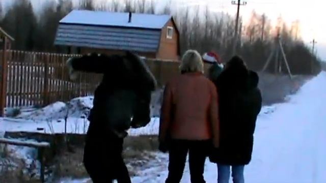 на надувной лодке по шоссе.