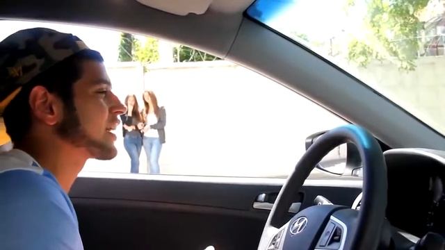 ВОТ ТАК НАДО ПОДКАТЫВАТЬ К ДЕВУШКЕ! ПАРЕНЬ КРАСАВА! смотреть онлайн