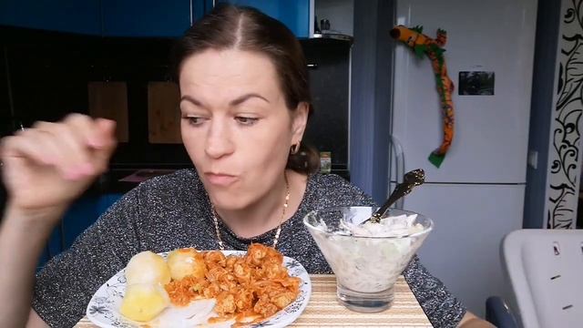 МУКБАНГ КАПУСТА С МЯСОМ, КАРТОФЕЛЬ, САЛАТ С ЯЙЦАМИ И КАЛЬМАРАМИ/MUKANG смотреть онлайн