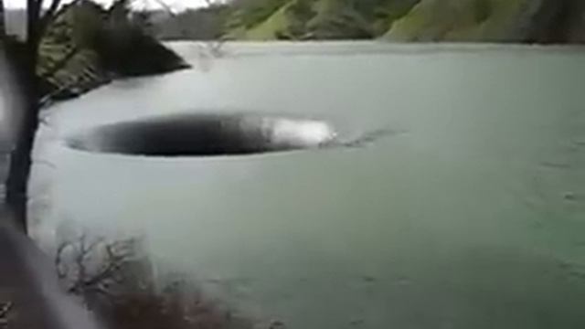 Водоворот в озере