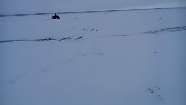 Квадроцикл Polaris 800 проезжает ручей! смотреть онлайн