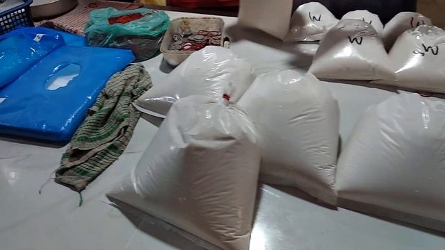 Как выжимают кокосовое молоко в Индонезии/coconut смотреть онлайн