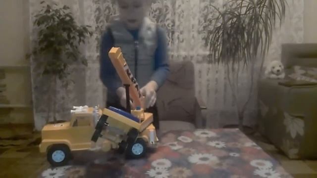 Тестируем большой игрушечный кран. Машинки, спец техника для детей Testing large toy crane смотреть онлайн