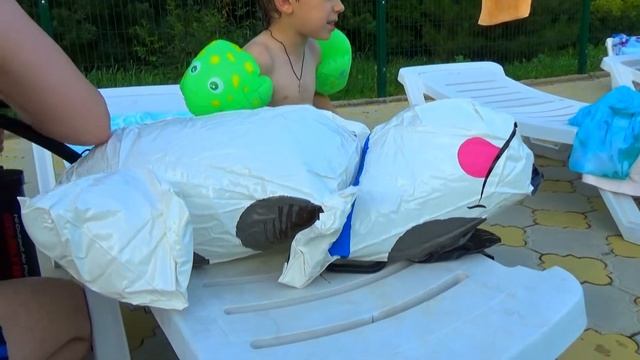 Термальные источники Беловский.Купаемся в бассейне. Плаваем на большой собаке. смотреть онлайн