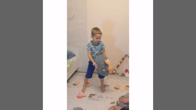 жёсткая игра в молчанку) не выдержали и нескольких минут - началась борьба)