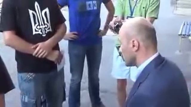 ▶ Чиновника коррупционера бросают в мусорный бак смотреть онлайн