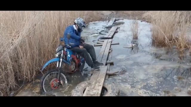 ЗАСТРЯЛИ В БОЛОТЕ НА МОТОЦИКЛЕ смотреть онлайн
