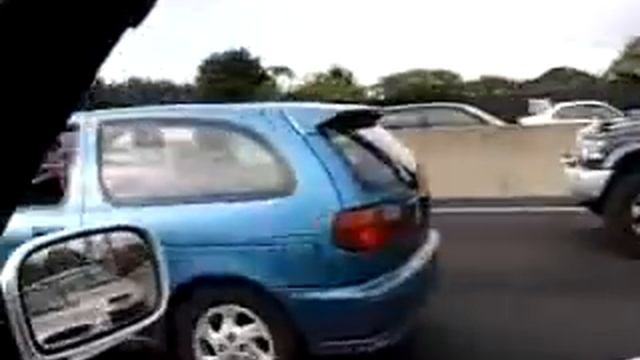 Парень развлекает себя в пробке за рулем