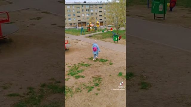 Алиса на прогулке смотреть онлайн