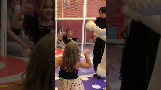 Детский праздник с Уэнсдей и Энид! смотреть онлайн