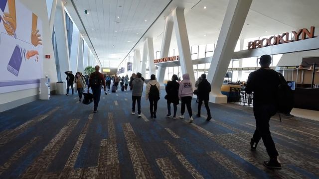 New York LGA La Guardia Airport Terminal B - Departures walk through & apron views смотреть онлайн