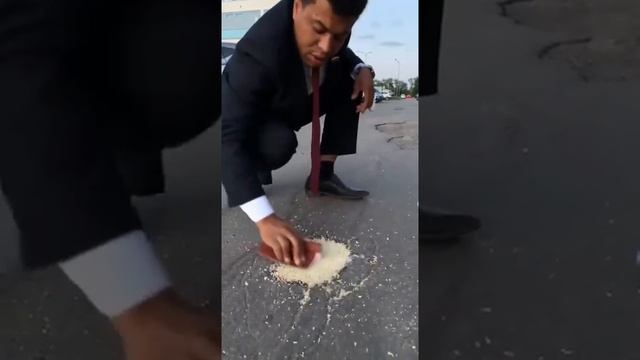 Лайфхак, как залатать яму в асфальте.. Нано технологии 21-го века))