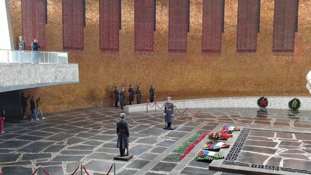 Stalingrad, Mamaev Kurgan, Changing of the Guard\Сталинград, Мамаев Курган, Смена Почётного Караула смотреть онлайн