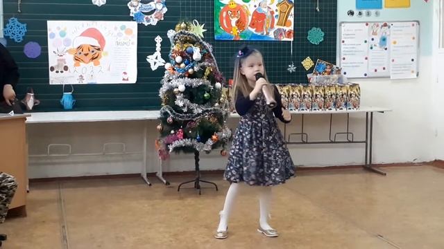 Jingle bells Поёт Калыкова Лаура. смотреть онлайн