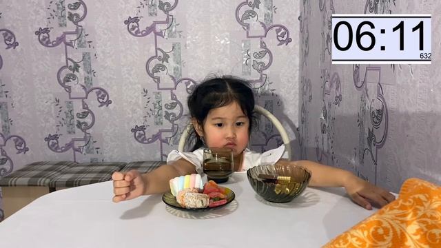 Челлендж с конфетами - как долго сможет трехлетний ребенок не есть конфеты - Kids Candy Challenge смотреть онлайн