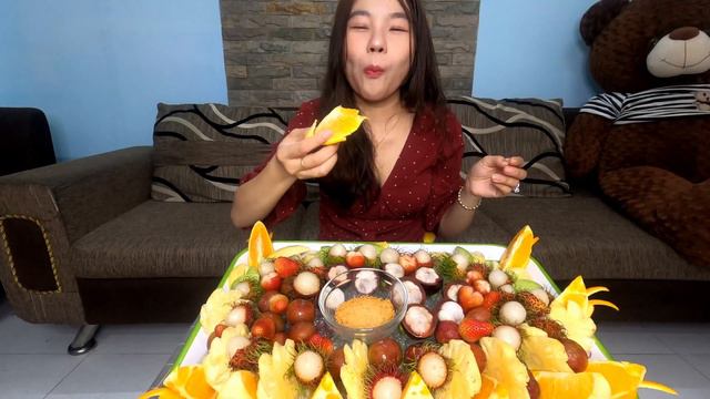 Mâm trái cây siêu to khủng lồ cho ngày nắng nóng 7 người ăn không hết | Tina Lầu смотреть онлайн