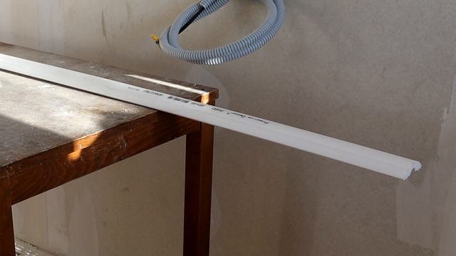 Как правильно приклеить потолочный плинтус \ багет смотреть онлайн