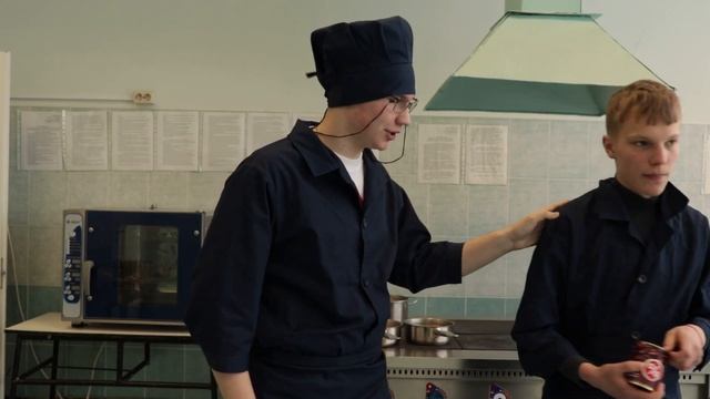 Александр готовит Салат с бобами и ветчиной смотреть онлайн