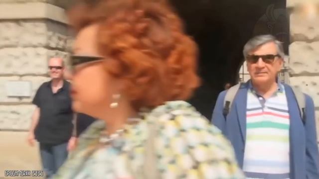 VOICI CE QUI ARRIVE QUAND ON ÉNERVE UN GARDE ROYAL | Lama Faché смотреть онлайн