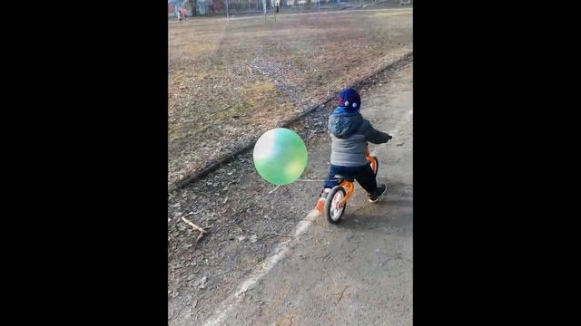 Учимся кататься на беговеле в 2.5 года смотреть онлайн