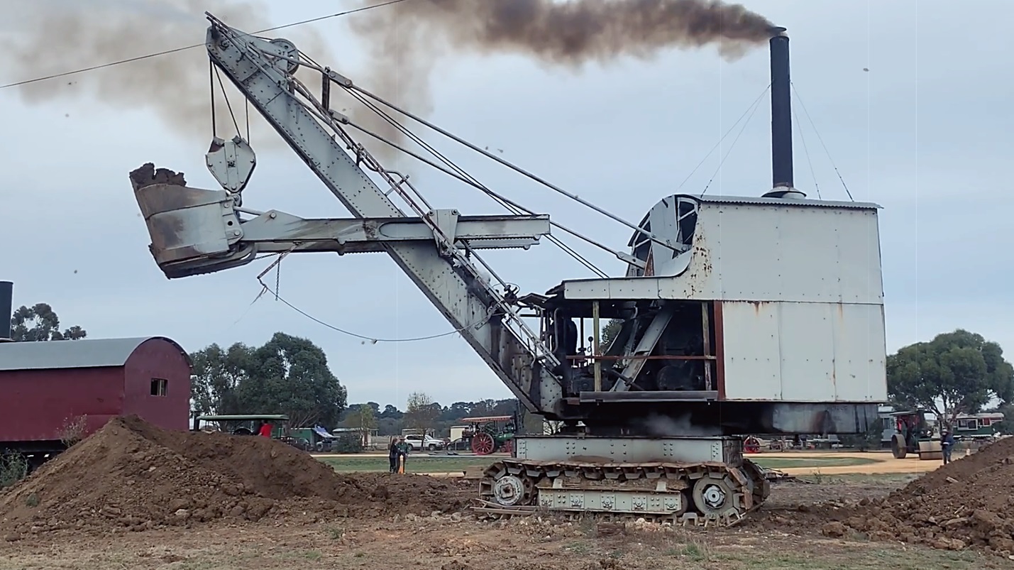 Настоящая мощь парового двигателя. Экскаватор 1930 года работает, как и 100 лет назад. смотреть онлайн