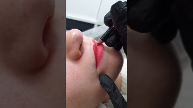 Яркий перманентный макияж губ. #губытатуаж #губыперманент смотреть онлайн