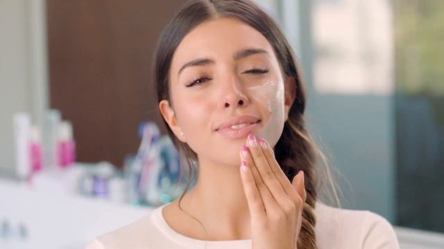 GLOW ESSENTIALS: MASK + MOISTURE смотреть онлайн