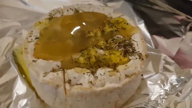 СМОТРИТЕ КАК В ПРОВАНСЕ ЗАПЕКАЮТ СЫР КАМАМБЕР НА БАРБЕКЮ смотреть онлайн