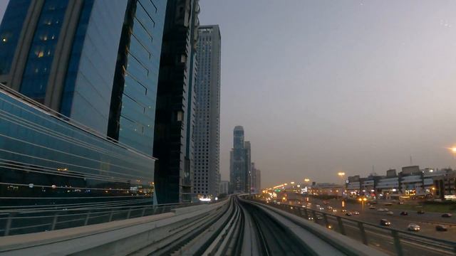 Dubai views from the metro gold compartment. смотреть онлайн