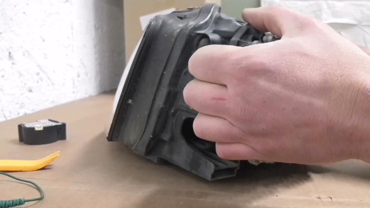 Ремонт фары Audi A8 снять фару