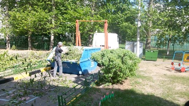 Погрузка спила деревьев и веток (ул.Белореченская, д.9) смотреть онлайн