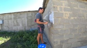 Покраска фасада гаража краскопультом