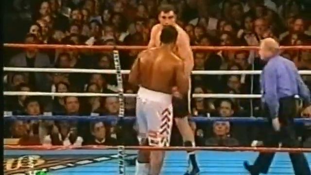 Бокс Ленокс Льюис VS Виталий Кличко ( супер тяжелый вес ) . смотреть онлайн