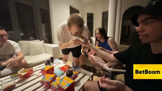 РАЗОБЛАЧЕНИЕ БУРГЕРОВ МИСТЕРА БИСТА ОТ ШАДОУКЕКА || ИРЛ В ДУБАЕ || ФРИКИ ПРОБУЮТ MRBEAST BURGER