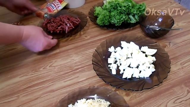 салат "Цезарь" с колбасой. "Caesar" salad with sausage. смотреть онлайн