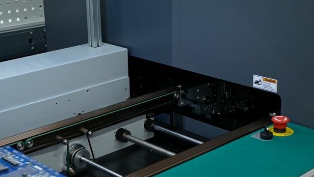 Одновременный монтаж двух серверных плат на соседних SMT-линиях завода Макро ЕМС смотреть онлайн