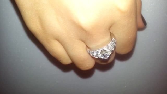 Кольцо усыпаное камнями и с центральным круглым цирконом смотреть онлайн