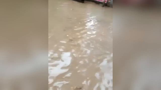 India suffers from catastrophic floods! Streets went underwater in Gurgaon смотреть онлайн