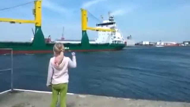 Девочка попросила погудеть большой корабль смотреть онлайн