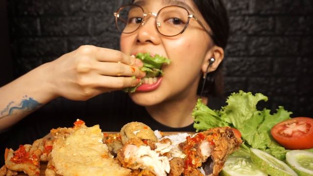 ASMR Ayam Geprek Komplit Pedes (canda pedes) | Spicy Fried Chicken Rice | Eating Sounds смотреть онлайн